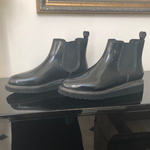 Black booties Size 7 Cougar